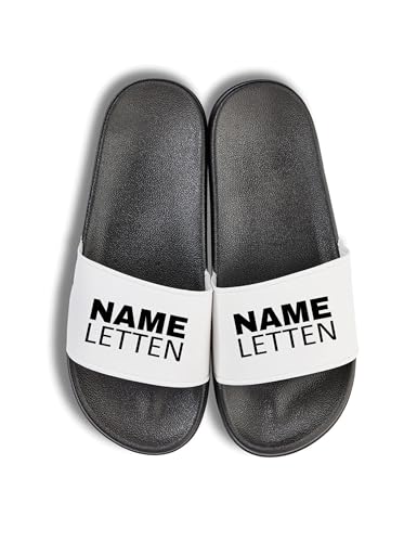 NIMAMA Name Letten Badelatschen - Flip Flops Badeschuhe personalisiert mit eigenem Text - Statement Badesandalen & Hausschuhe Unisex für Damen & Herren - Schwarz/Weiss - 46/47 von NIMAMA