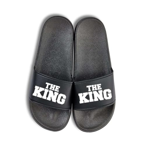NIMAMA The King Badelatschen Flip Flops Badeschuhe Unisex für Damen und Herren - KING Schwarz/Schwarz - 42/43 NIMAMA The King Badelatschen Flip Flops Badeschuhe Unisex für Damen und Herren - KING Schwarz/Schwarz - 42/43 von NIMAMA