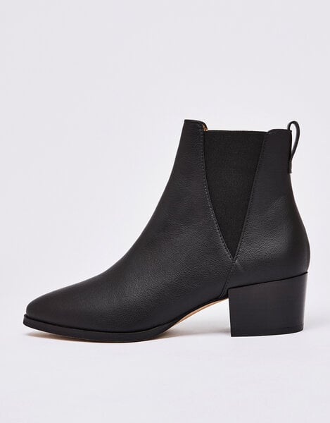 NINE TO FIVE #brygge - Chelsea Boot mit Blockabsatz aus Bioleder von NINE TO FIVE