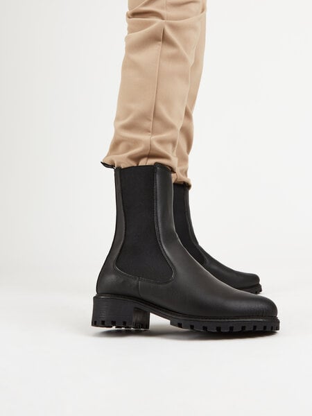 NINE TO FIVE #saxa - hoher Chelsea Boot aus veganer Microfaser mit recycelter Profilsohle von NINE TO FIVE