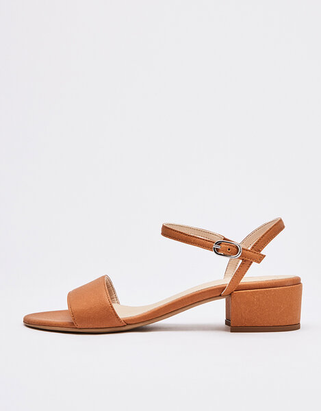 NINE TO FIVE #sul - vegane Sandalen mit Blockabsatz und schmalen Riemchen von NINE TO FIVE