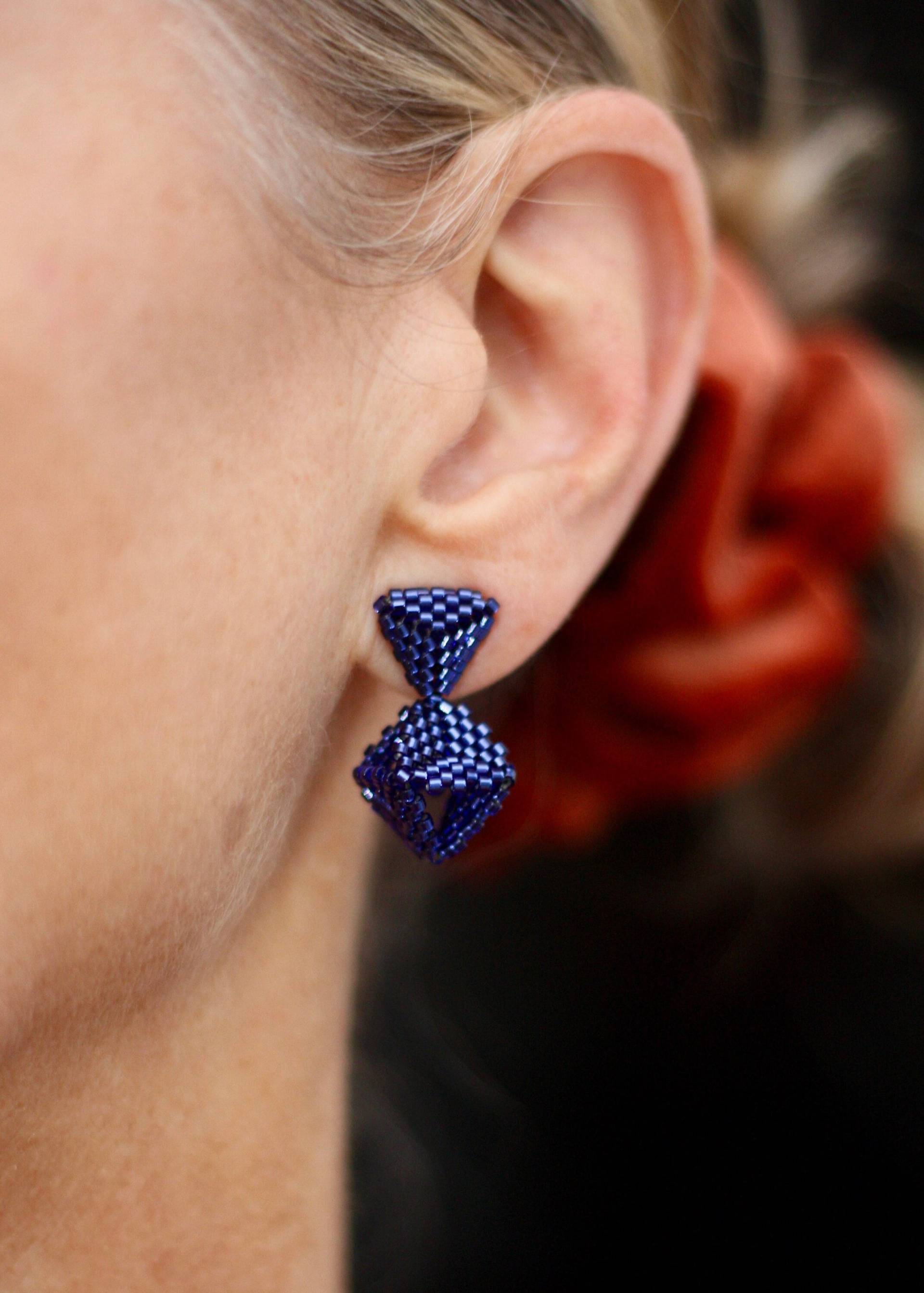 Saphirblaue Handgemachte Perlenohrringe-Ungewöhnliche Oktaederform von NIXjewellerydesign