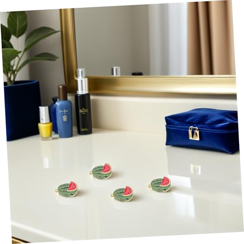 NIYANGLE 4 Stück Wassermelonen Broschen Metalllegierung Cartoon Anstecknadeln für Frauen und Männer Wasserfest Vielseitig als Kostüm-abzeichen Modische Frucht-brosche für Jacken Hüte von NIYANGLE