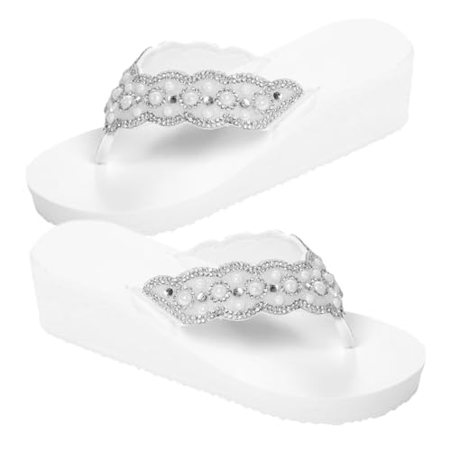 NIYANGLE Weiße Damen Beach Shoes mit Perlen und Diamantbesatz Rutschfeste Sandalen mit Absatz Bequeme Flip Flops für Sommer Badeschuhe für Strand und Alltag von NIYANGLE