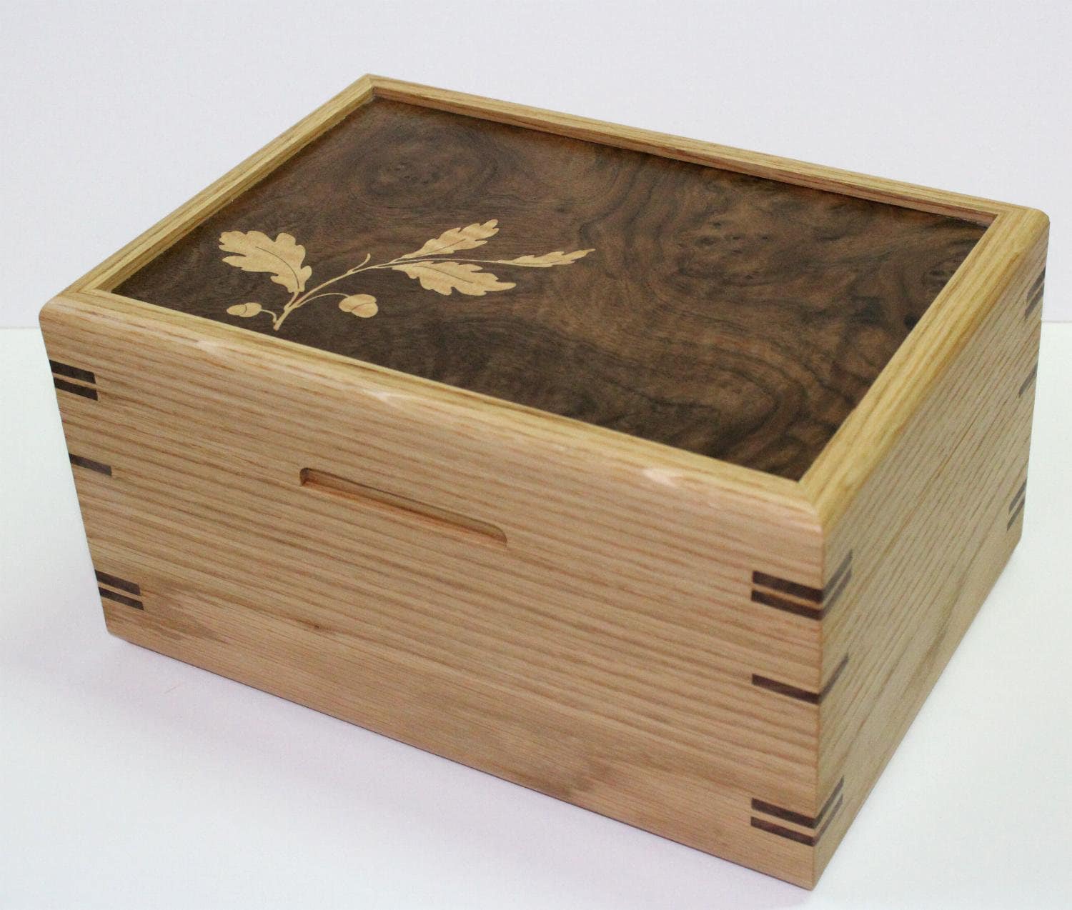 Handgefertigte Erinnerungsbox Aus Massiver Eiche Mit Walnuss-Wurzel Und Gestepptem Platanen-Intarsiendeckel Handgefertigte Erinnerungsbox Aus Massiver Eiche Mit Walnuss-Wurzel Und Gestepptem Platanen-Intarsiendeckel von NJBespokeFurniture