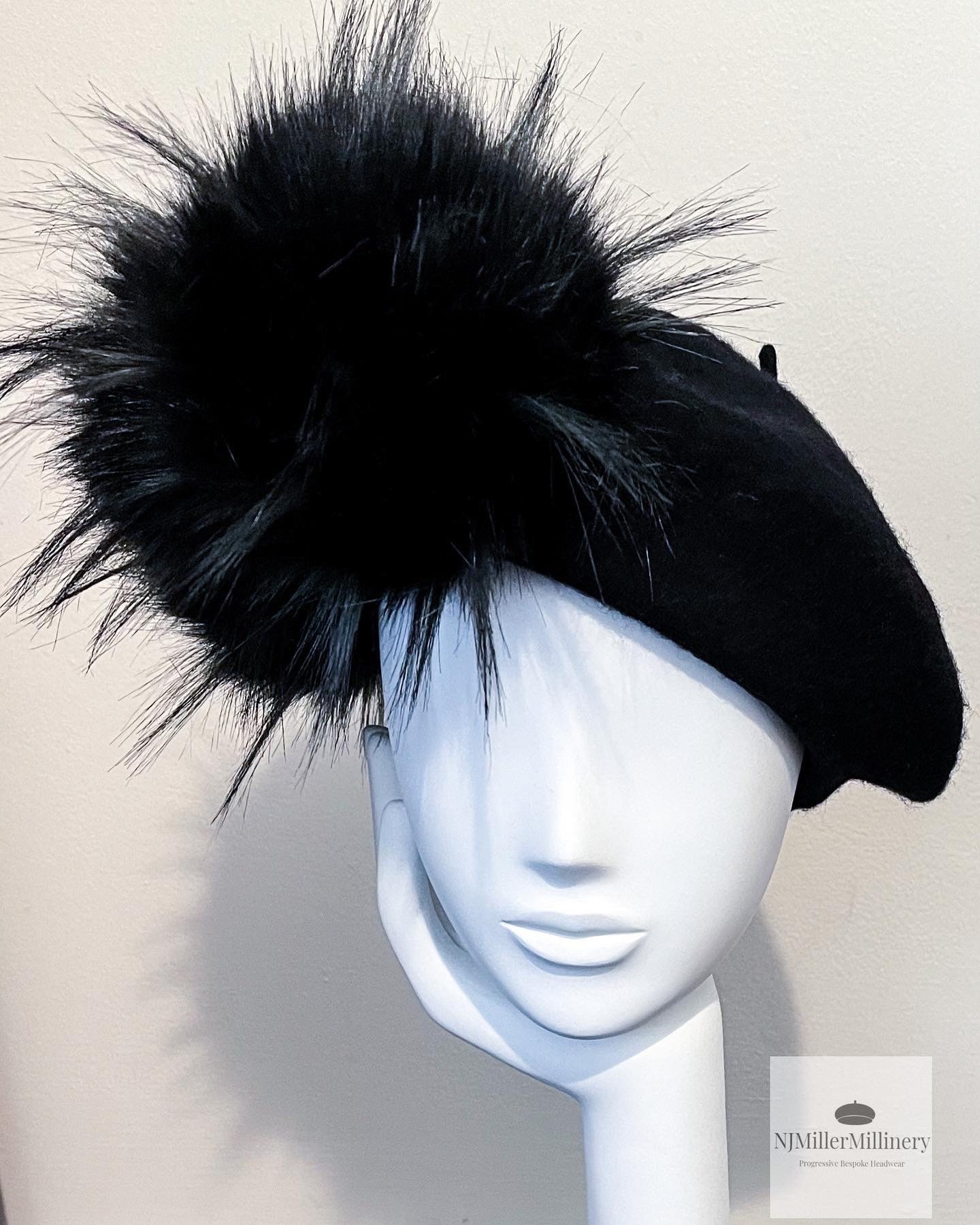 Schwarze Baskenmütze Aus 100% Wolle Mit Kunstfellbommeln von NJMillerMillinery