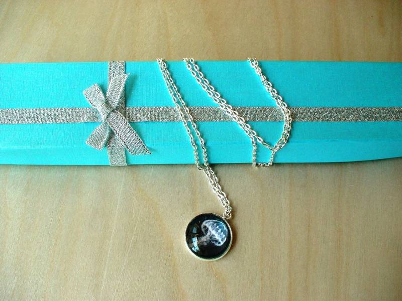 20% Off -Free Floating - Schwarz-Weiße Qualle Anhänger Halskette, Tolles Geschenk Für Sie 20% Off -Free Floating - Schwarz-Weiße Qualle Anhänger Halskette, Tolles Geschenk Für Sie von NJsDreamBoxes