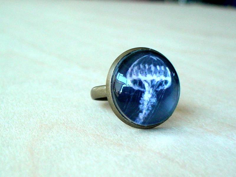 20% Off - Frei Schwebender Schwarz-Weißer Qualle Ring, Bronze Verstellbarer Handgefertigter Kunstschmuck 20% Off - Frei Schwebender Schwarz-Weißer Qualle Ring, Bronze Verstellbarer Handgefertigter Kunstschmuck von NJsDreamBoxes