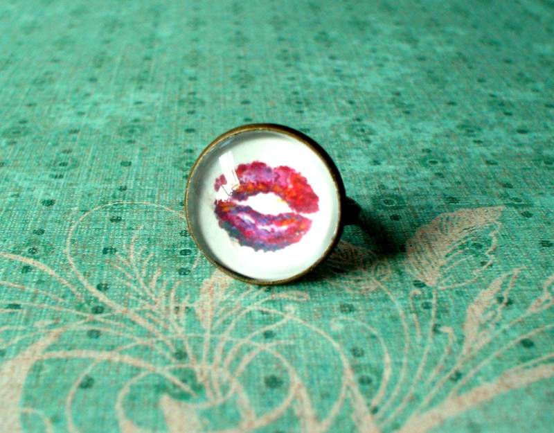 20% Off -Kiss Me Red Lips, Weißer Und Roter Ring, Morden Mode, Süße Geschenkidee 20% Off -Kiss Me Red Lips, Weißer Und Roter Ring, Morden Mode, Süße Geschenkidee von NJsDreamBoxes