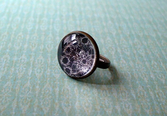 20% Off - Schwarz Weißer Flora Lace Ring, Bronze Verstellbarer Handgefertigter Kunstschmuck | Schwarz 20% Off - Schwarz Weißer Flora Lace Ring, Bronze Verstellbarer Handgefertigter Kunstschmuck | Schwarz von NJsDreamBoxes