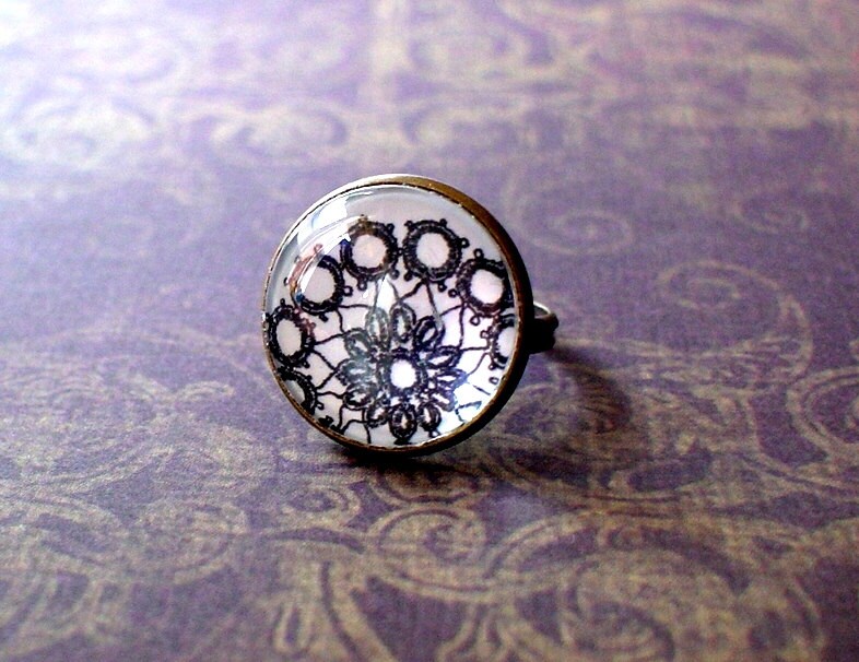 20% Off - Schwarz-Weißer Flora Lace Ring, Bronze Verstellbarer Handgefertigter Kunstschmuck | Weiß 20% Off - Schwarz-Weißer Flora Lace Ring, Bronze Verstellbarer Handgefertigter Kunstschmuck | Weiß von NJsDreamBoxes