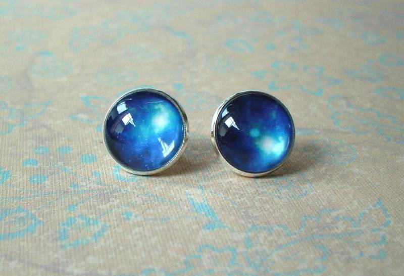 Blau Weiß Schwarz Galaxy Cosmos Cabochon Ohrstecker, Ohrringe Post, Niedliche Geschenkidee Blau Weiß Schwarz Galaxy Cosmos Cabochon Ohrstecker, Ohrringe Post, Niedliche Geschenkidee von NJsDreamBoxes