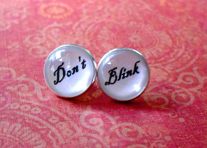 Don't Blinzel - Doctor Who Tardis Schwarz Und Weiß Cabochon Ohrstecker, Süße Geschenkidee | Weiß Don't Blinzel - Doctor Who Tardis Schwarz Und Weiß Cabochon Ohrstecker, Süße Geschenkidee | Weiß von NJsDreamBoxes
