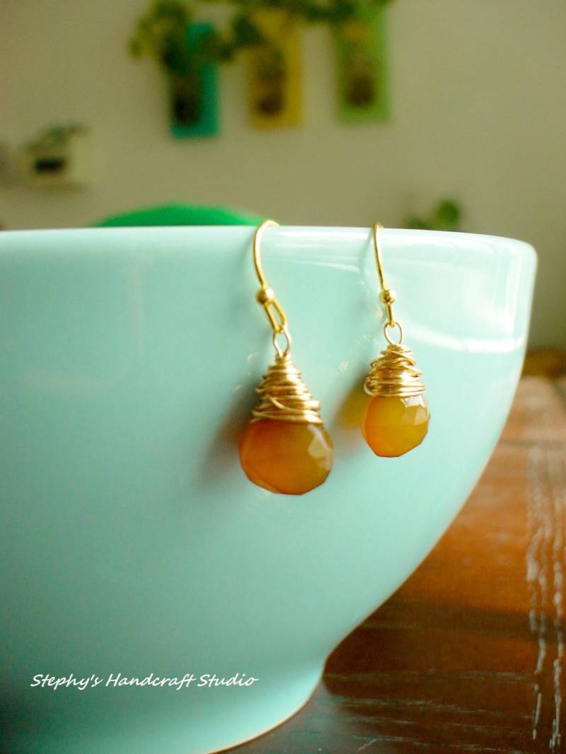 Gold Ohrringe, Facettierte Honig Bernstein Glas Tropfen Briolettes, Post Ohrringe, Handgefertigter Schmuck Gold Ohrringe, Facettierte Honig Bernstein Glas Tropfen Briolettes, Post Ohrringe, Handgefertigter Schmuck von NJsDreamBoxes