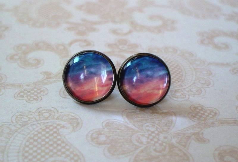 Graublau Und Koralle Rosa Sonnenuntergang Wolken Cabochon Ohrstecker, Niedliche Geschenkidee von NJsDreamBoxes