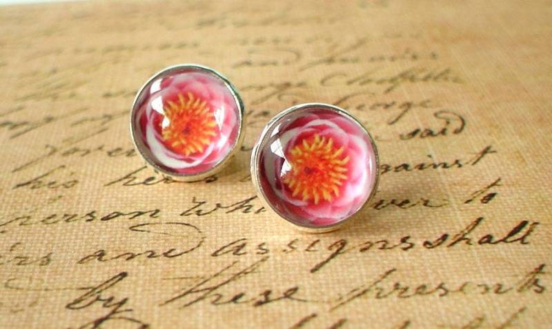 Rosa Lotus Flora Blume Cabochon Ohrstecker, Ohrringe Post, Süße Geschenkidee Rosa Lotus Flora Blume Cabochon Ohrstecker, Ohrringe Post, Süße Geschenkidee von NJsDreamBoxes