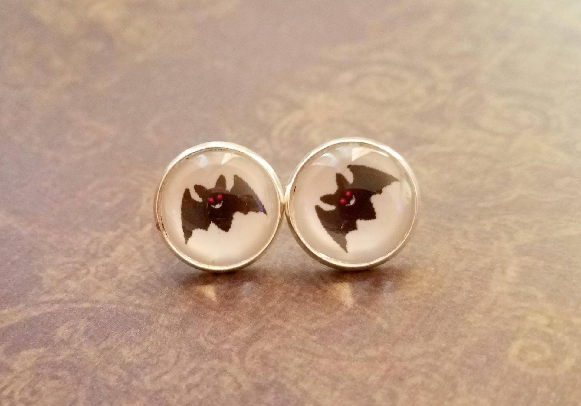 Schwarz Weiß Fledermaus Halloween Cabochon Ohrstecker, Ohrringe Post, Geschenkidee von NJsDreamBoxes