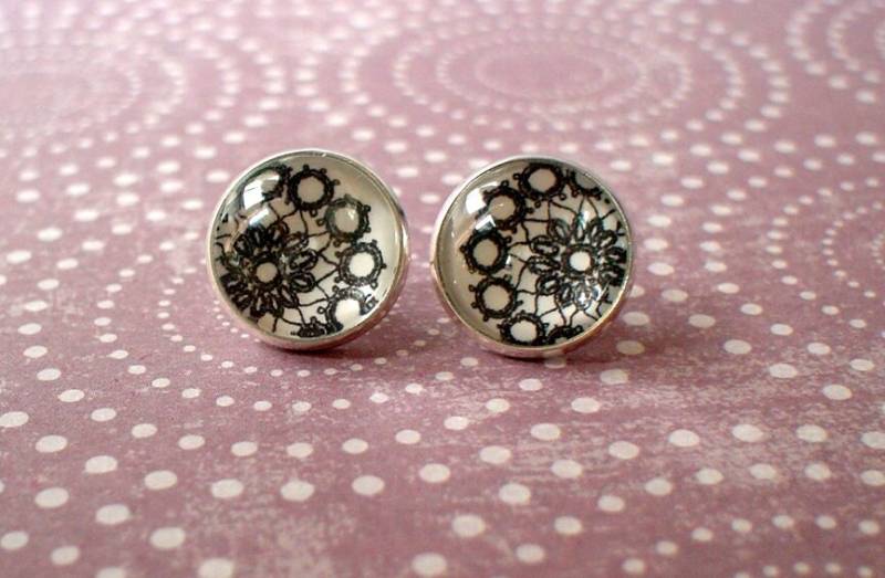 Schwarz Weiß Flora Lace Cabochon Ohrstecker, Ohrring Post, Schöne Geschenkidee | Weiß von NJsDreamBoxes