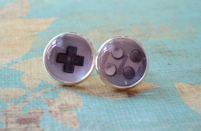 Schwarz-Weiß Game Controller Ohrstecker, Süßes Geschenk, Glas Ohrstecker Schwarz-Weiß Game Controller Ohrstecker, Süßes Geschenk, Glas Ohrstecker von NJsDreamBoxes