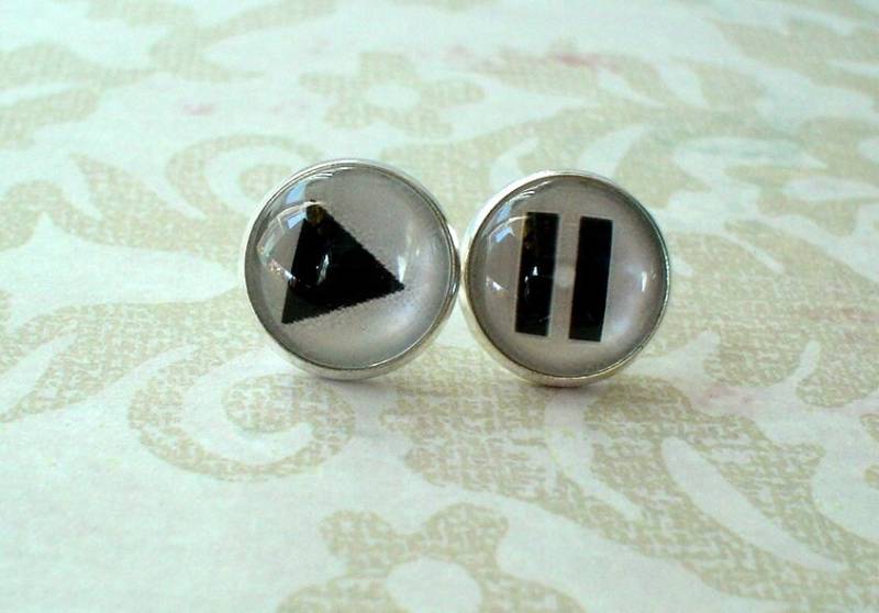 Schwarz-Weiß Spiel Und Pause Schild Cabochon Ohrstecker, Süße Geschenkidee Schwarz-Weiß Spiel Und Pause Schild Cabochon Ohrstecker, Süße Geschenkidee von NJsDreamBoxes