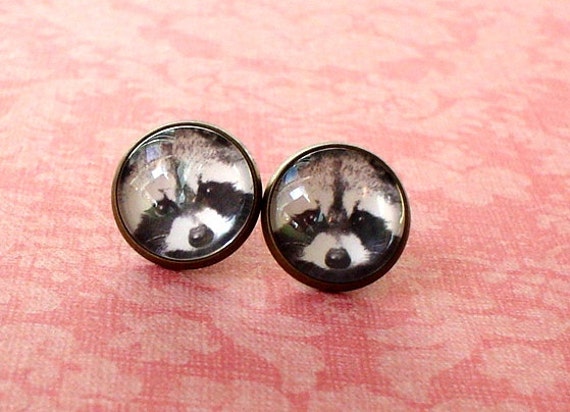 Schwarz Weiß Waschbär Gesicht Tier Cabochon Ohrstecker, Ohrring Post, Süße Geschenkidee Schwarz Weiß Waschbär Gesicht Tier Cabochon Ohrstecker, Ohrring Post, Süße Geschenkidee von NJsDreamBoxes