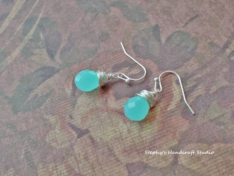 Silberohrringe, Facettierte Seelichtblaue Glastropfen Briolettes, Postohrringe, Handgefertigter Schmuck Silberohrringe, Facettierte Seelichtblaue Glastropfen Briolettes, Postohrringe, Handgefertigter Schmuck von NJsDreamBoxes