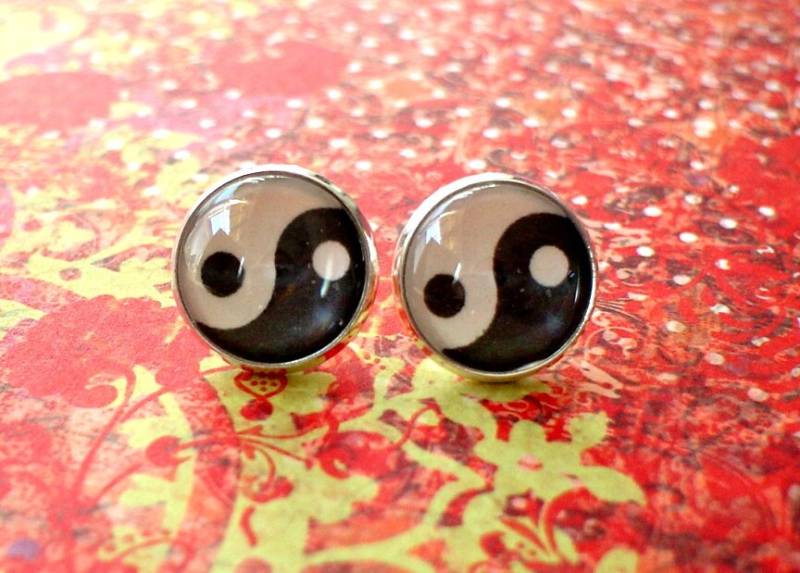 Tai Chi Yin Yang Cabochon Ohrstecker, Ohrring Post, Niedliche Geschenkidee von NJsDreamBoxes