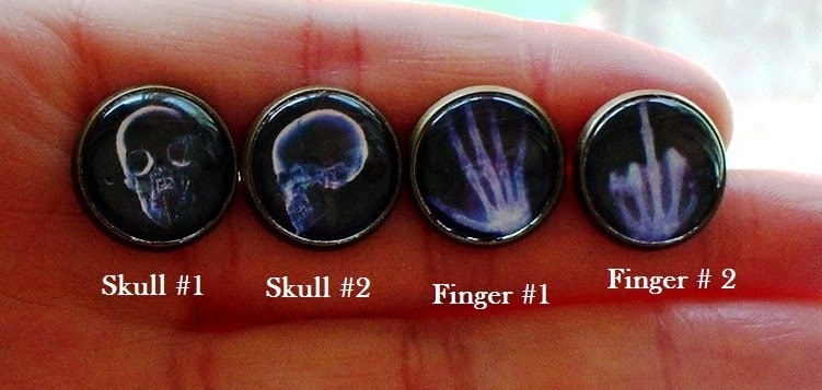 Totenkopf Finger X Ray Ohrstecker, Halloween, Schwarz-Weiß, Coole Geschenkidee Totenkopf Finger X Ray Ohrstecker, Halloween, Schwarz-Weiß, Coole Geschenkidee von NJsDreamBoxes