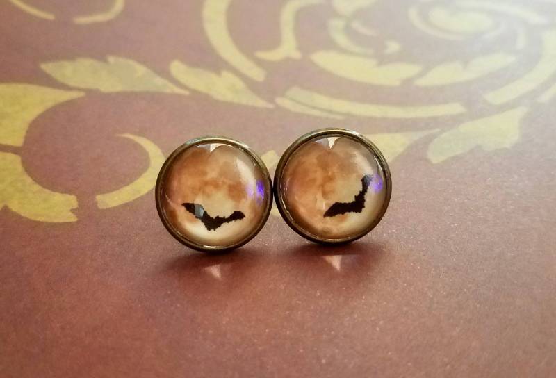 Vintage Look Blutmond Fledermäuse Cabochon Ohrstecker, Hallowen, Antique Style, Ohrring Post, Geschenkidee Vintage Look Blutmond Fledermäuse Cabochon Ohrstecker, Hallowen, Antique Style, Ohrring Post, Geschenkidee von NJsDreamBoxes