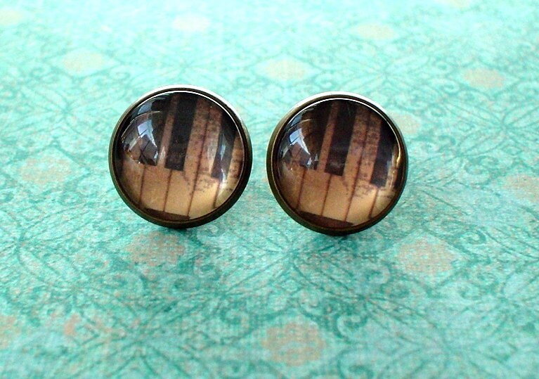 Vintage Look Klaviertasten Musik Cabochon Ohrstecker, Ohrring Post, Niedliche Geschenkidee Vintage Look Klaviertasten Musik Cabochon Ohrstecker, Ohrring Post, Niedliche Geschenkidee von NJsDreamBoxes