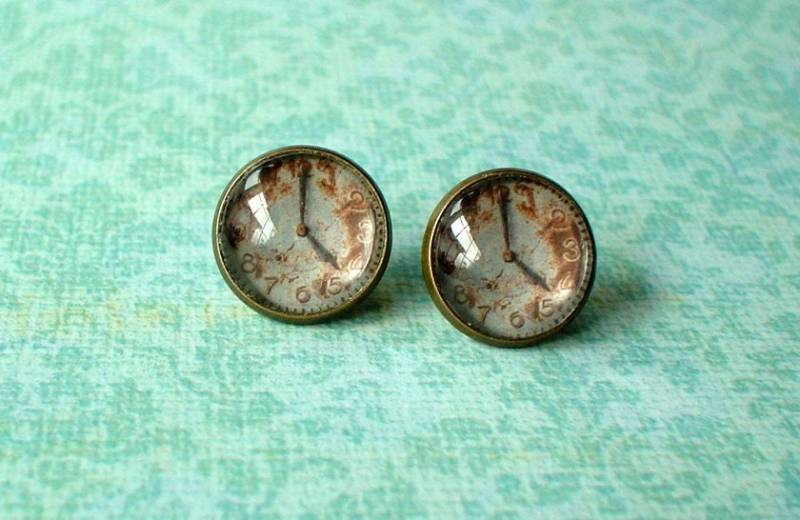 Vintage Rostige Uhr Cabochon Ohrstecker, Ohrringe Post, Süße Geschenkidee Vintage Rostige Uhr Cabochon Ohrstecker, Ohrringe Post, Süße Geschenkidee von NJsDreamBoxes