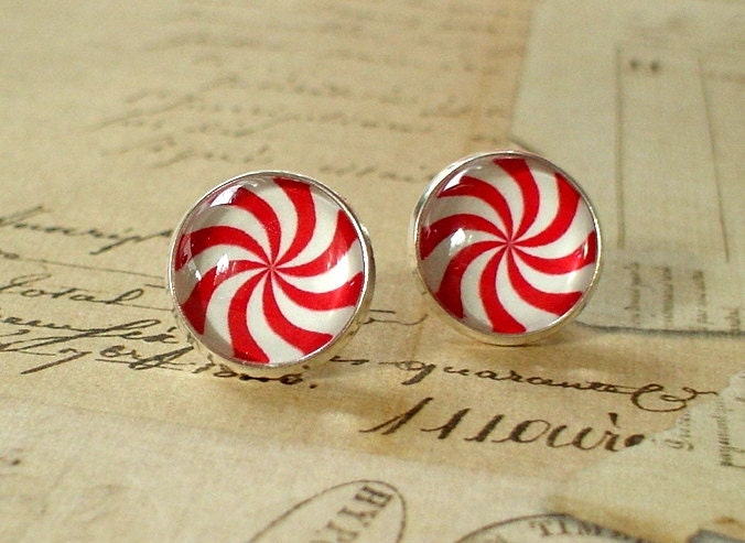Weihnachts Pfefferminze Bonbon Rot Und Weiß Cabochon Ohrstecker, Ohrring Post, Süße Geschenkidee Weihnachts Pfefferminze Bonbon Rot Und Weiß Cabochon Ohrstecker, Ohrring Post, Süße Geschenkidee von NJsDreamBoxes