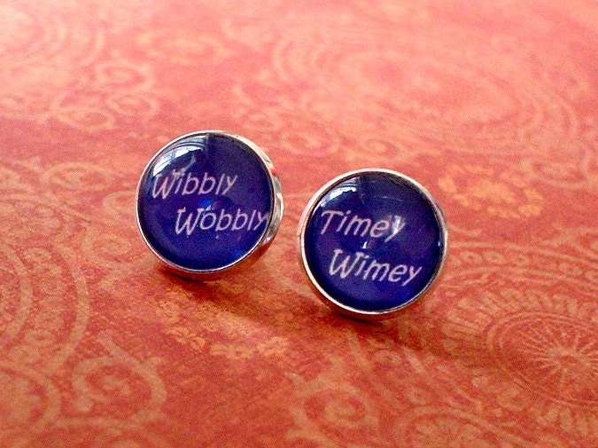 Wibbly Wabbly Timey Wimey - Doctor Who Tardis Blauer Cabochon-Ohrstecker, Ohrstecker, Niedliche Geschenkidee | Blau von NJsDreamBoxes