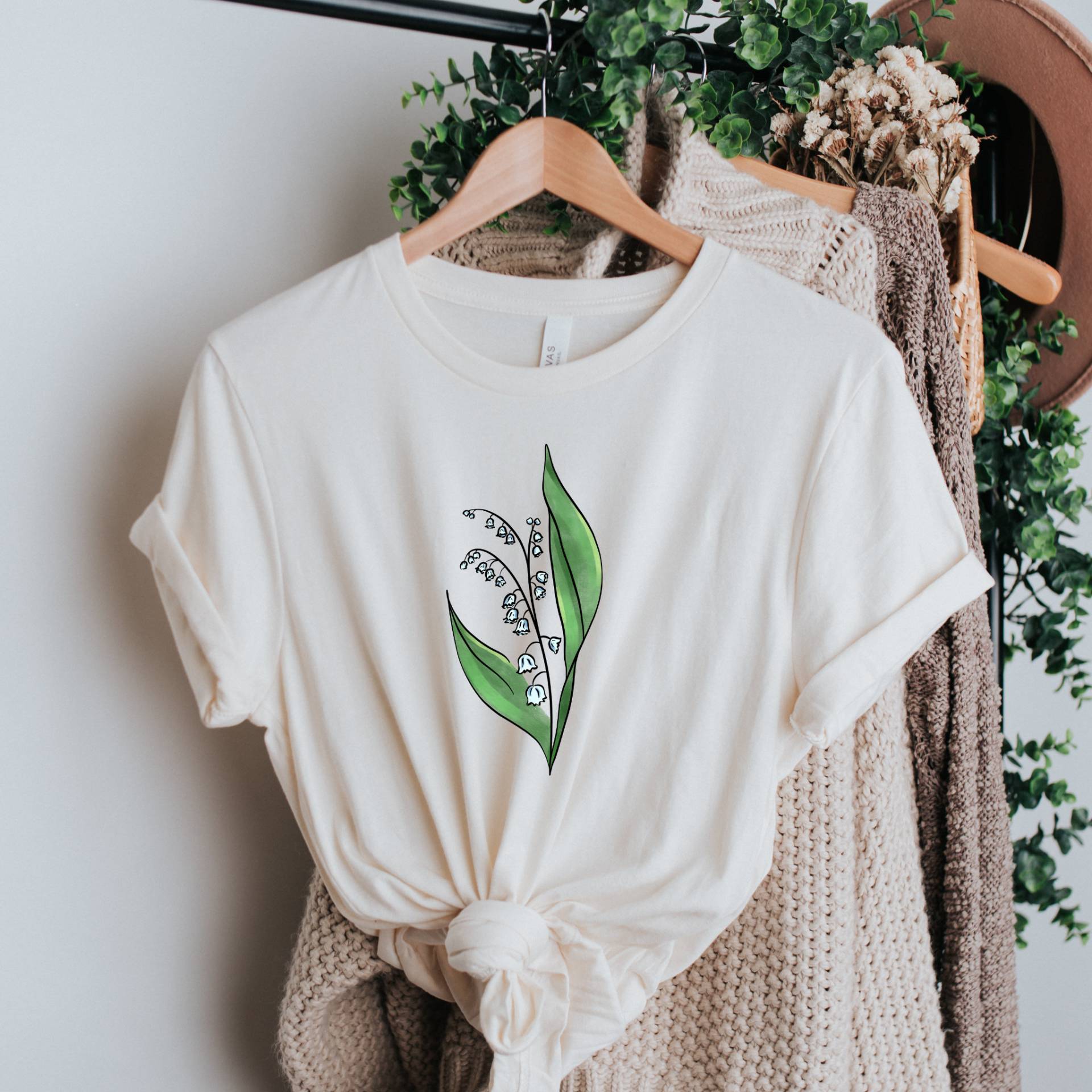 Geburtsblume Shirt, Blumen Geburtsmonat Mai Lilie Des Tals Geschenk, Geschenk von NKKApparel