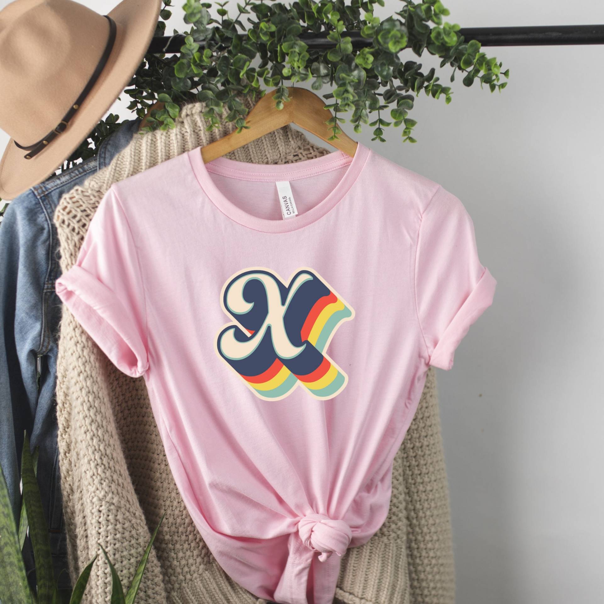 Initial Shirt, Brief Retro Personalisiertes Geschenk, Geschenk Für Sie, Ihn Initial Shirt, Brief Retro Personalisiertes Geschenk, Geschenk Für Sie, Ihn von NKKApparel