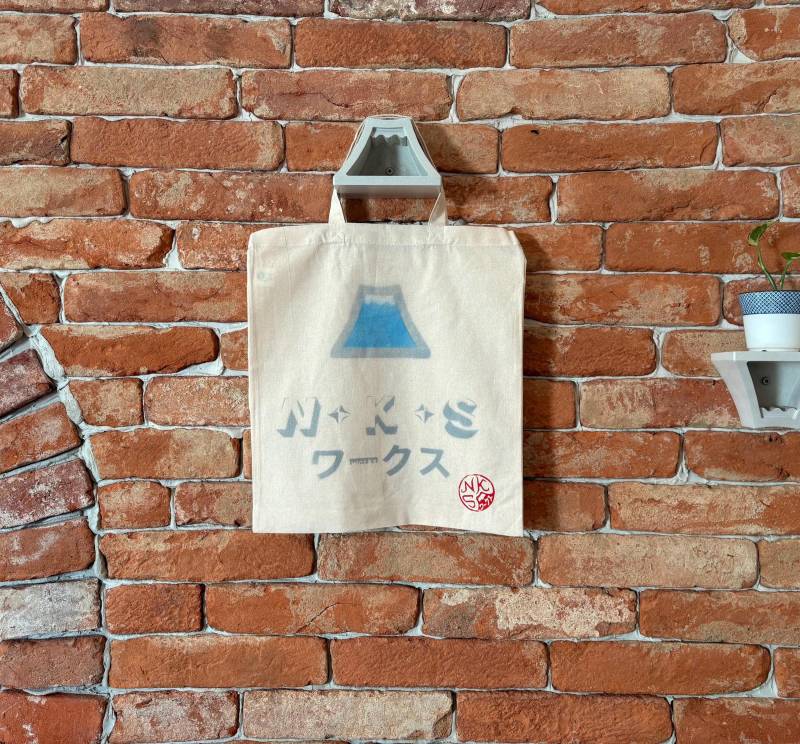 Graffiti Tasche Fuji Retro | Jutebeutel Handgesprüht Shopper Japan Tote Bag 3 Henkel Natur Beige Nks Works Katakana Logo von NKSworksShop