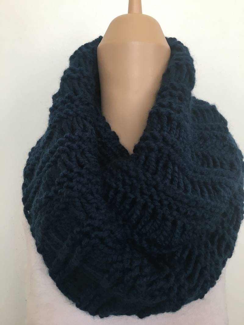Gestrickter Infinity Schal in Petrol Blau Farbe, Extra Lang Super Chunky Schal, Kreis Strick Weich Und Warm von NKnitting