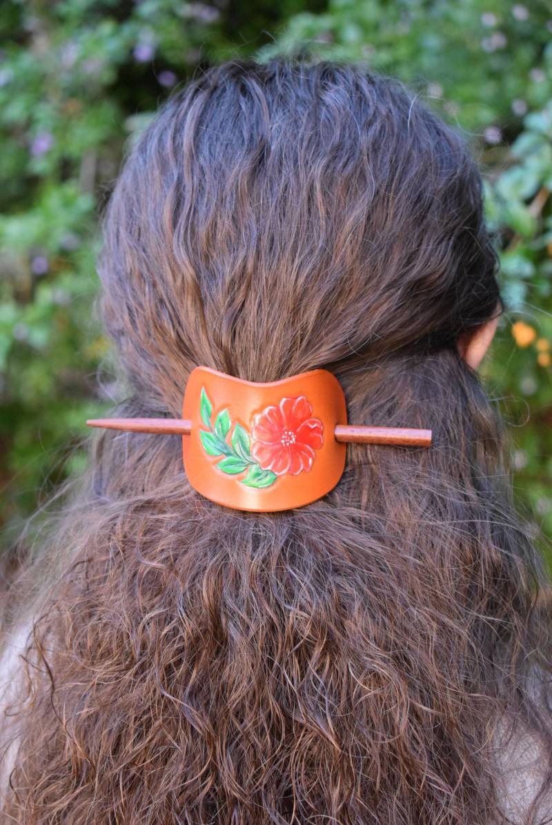 Leder Haarspange Mit Stab, Von Hand Punziert von NMLeatherShop