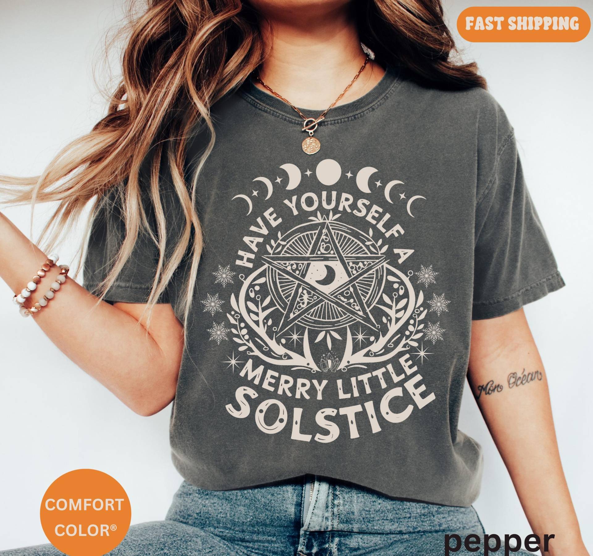 Winter-Sonnenwende Shirt, Yule Weihnachten T-Shirt, Have Yourself A Merry Little Solstice Comfor Colors®, Urlaub Pagan Shirt von NMSCharms