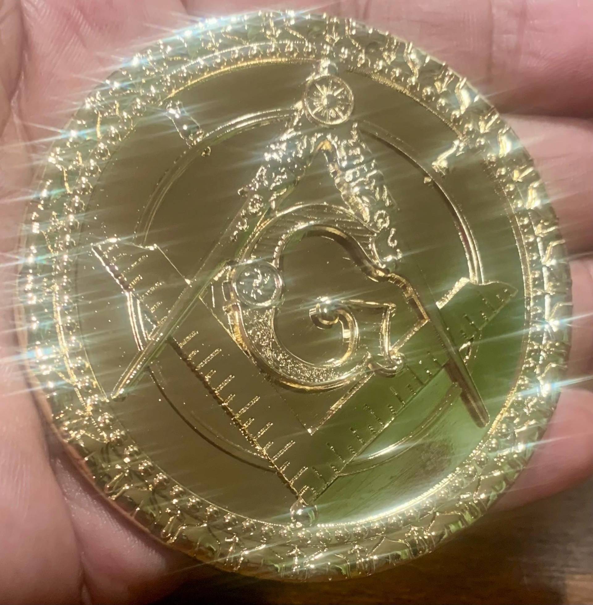 Masonic Master Mason Schweres Edelstahl Automobile Emblem Mit Goldenem Chrom-Finish von NMSMasonicOutfitters