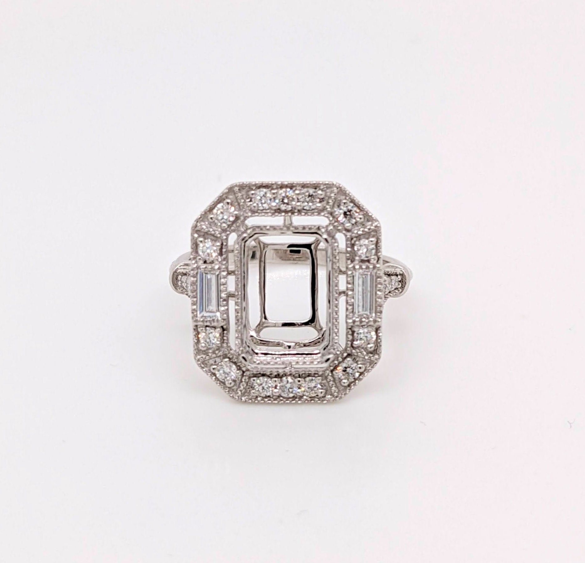 Einzigartige Ring Im Smaragdschliff, Halbmontierung Mit Baguette Und Rundem Diamant in 14K Massivgold | Art Deco Milgrain Detail 10x7mm 12x7mm von NNJGemstones