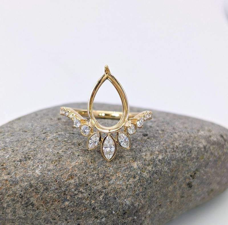 Fun Crown Inspiriert Ring Semi Mount in Massivem 14K Gold Mit Bezel Set Diamant Akzente | Birnenform 9x7 10x8 11x9 12x8 Oder 13x9mm Edelstein von NNJGemstones