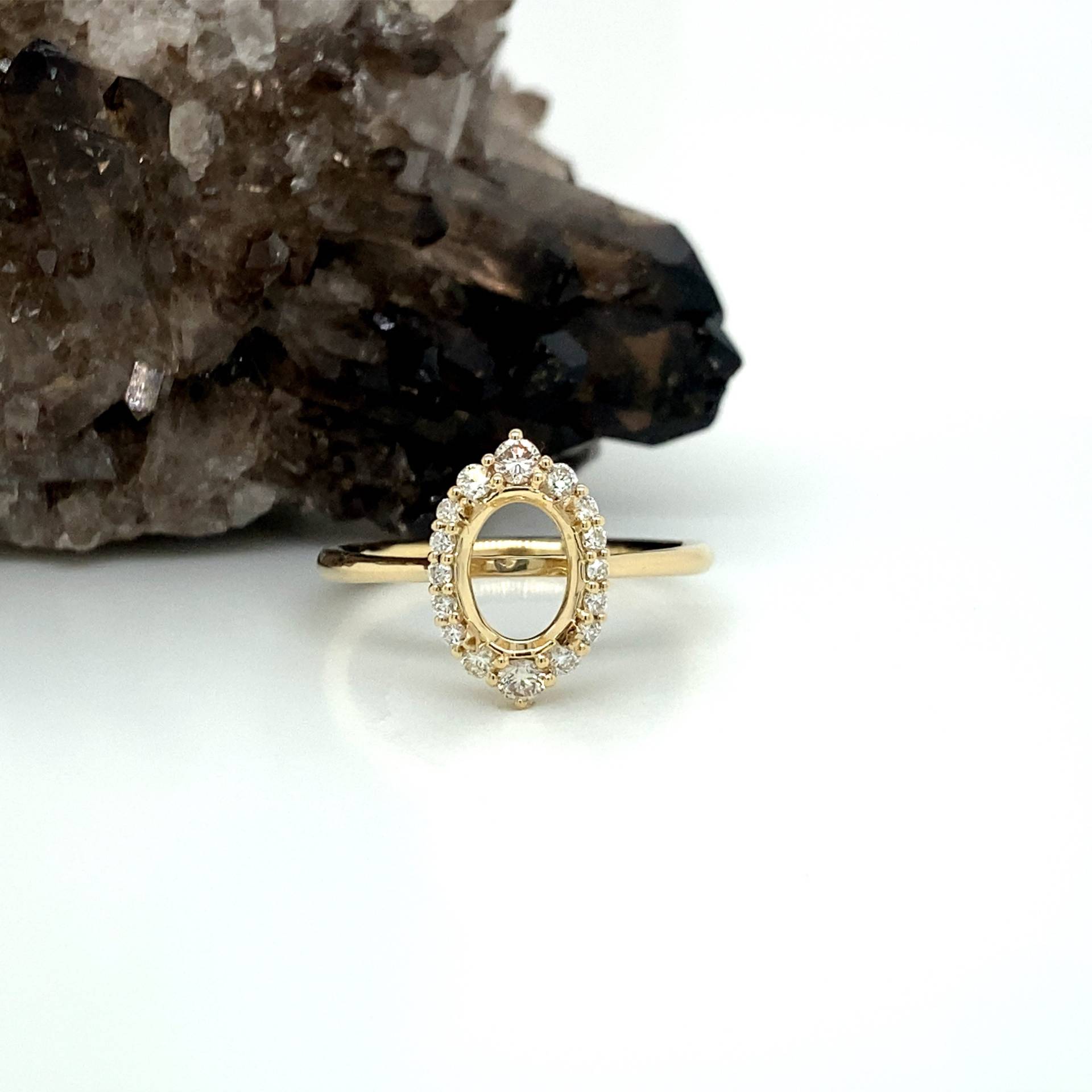 Vintage Inspirierter Ring in Massivem 14K Gelbgold | Natürliche Erde Abgebaut Diamant Halo Oval 8, 5x6, 5mm Verlobungsring Individuell von NNJGemstones