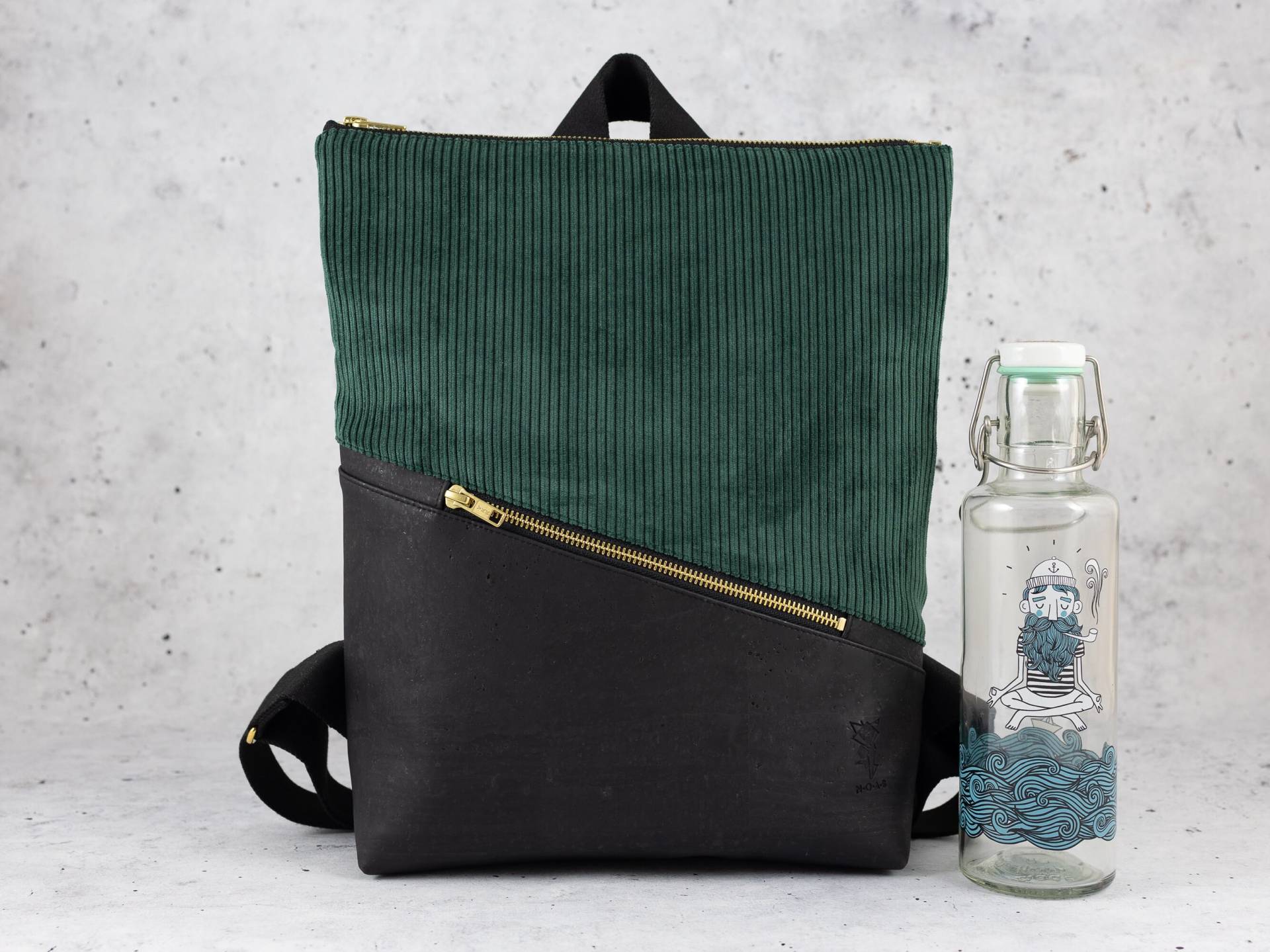 Rucksack Kork Schwarz Cord Waldgrün Mit Geheimfach Und 2 Reißverschlusstaschen Rucksack Kork Schwarz Cord Waldgrün Mit Geheimfach Und 2 Reißverschlusstaschen von NOASBerlin