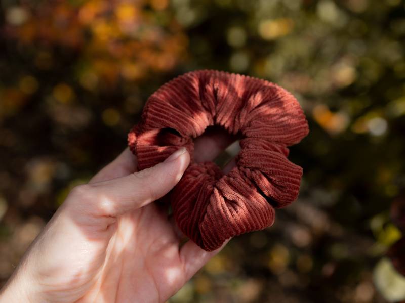 Scrunchie Cord Rostrot Stoffhaargummi von NOASBerlin