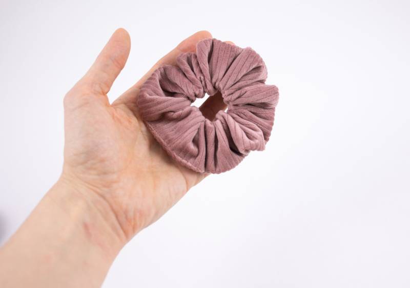 Scrunchie Cord Samt Altrosa Stoffhaargummi von NOASBerlin