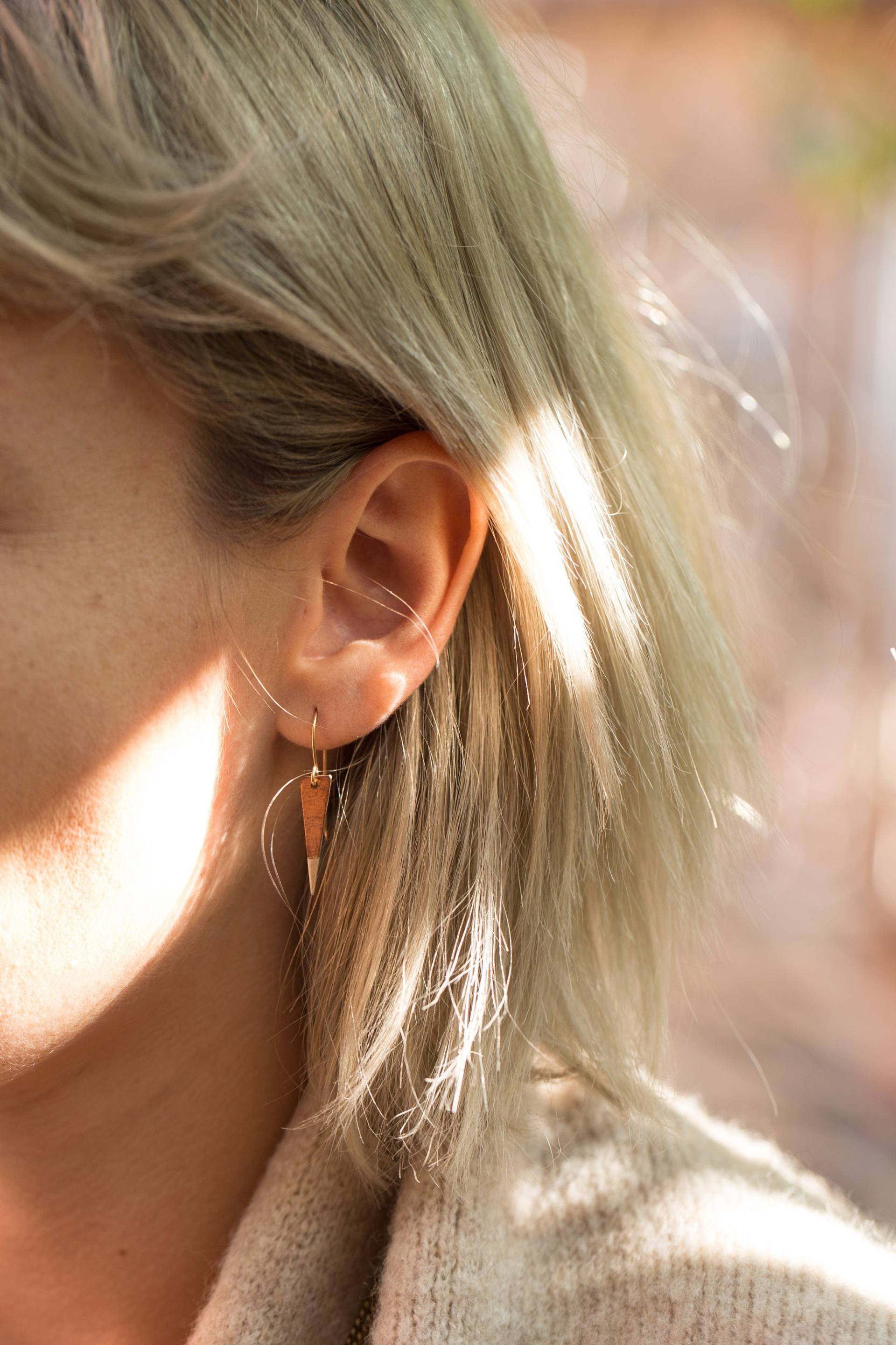 Dreieck Baumeln Ohrringe, Gemischte Metalle Silber Und Kupfer Oder Messing Verheiratet Metall, Drop-Down-Ohrringe, Minimales Design von NOAunisexJewelry