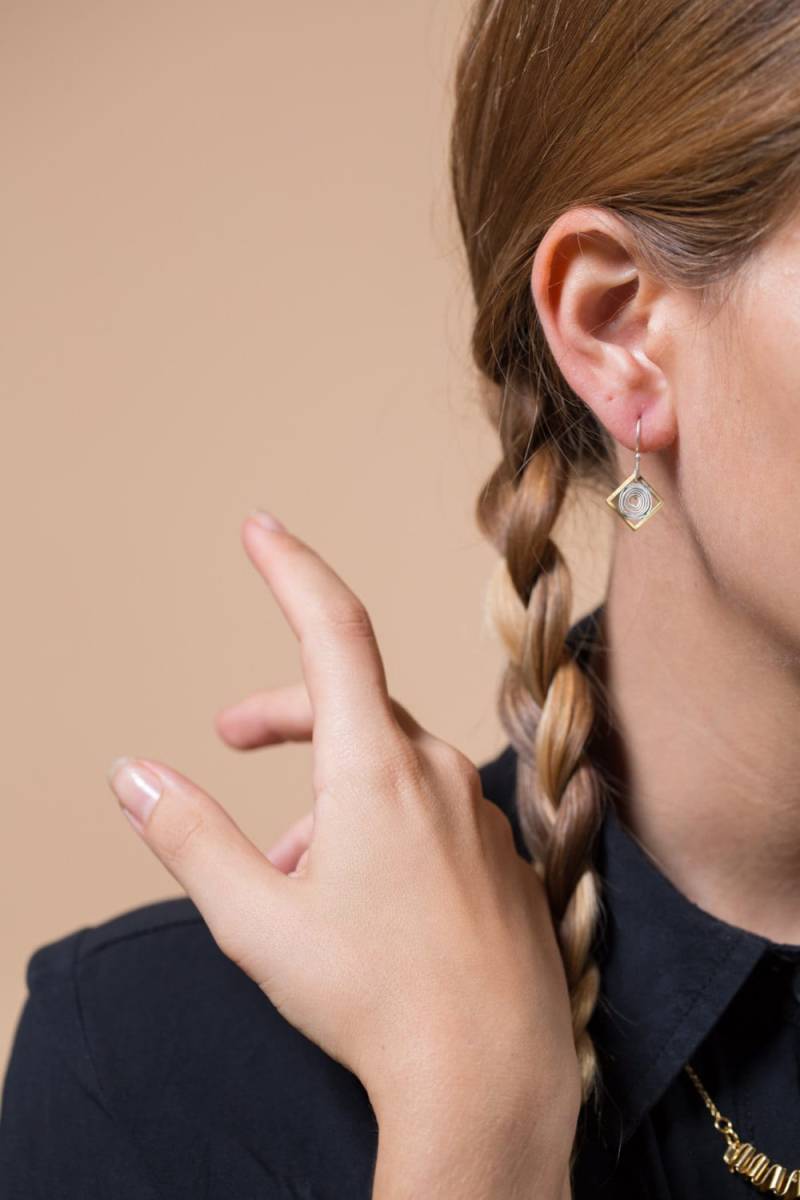 Gemischte Metall Ohrringe, Kurze Silber Zart Baumeln, Geschenk Unter 50, Spirale, Zarte Und Messing-Mix von NOAunisexJewelry