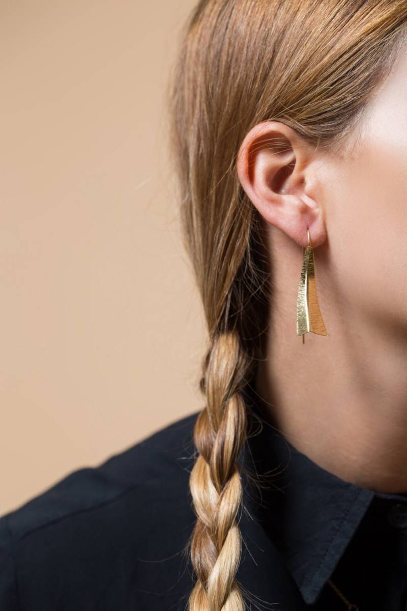 Gold Tringle/ Segelform Handgehämmert Und Geschmiedet, Leichte Tropfen Ohrringe, 18K Gelbgold Plattierung von NOAunisexJewelry