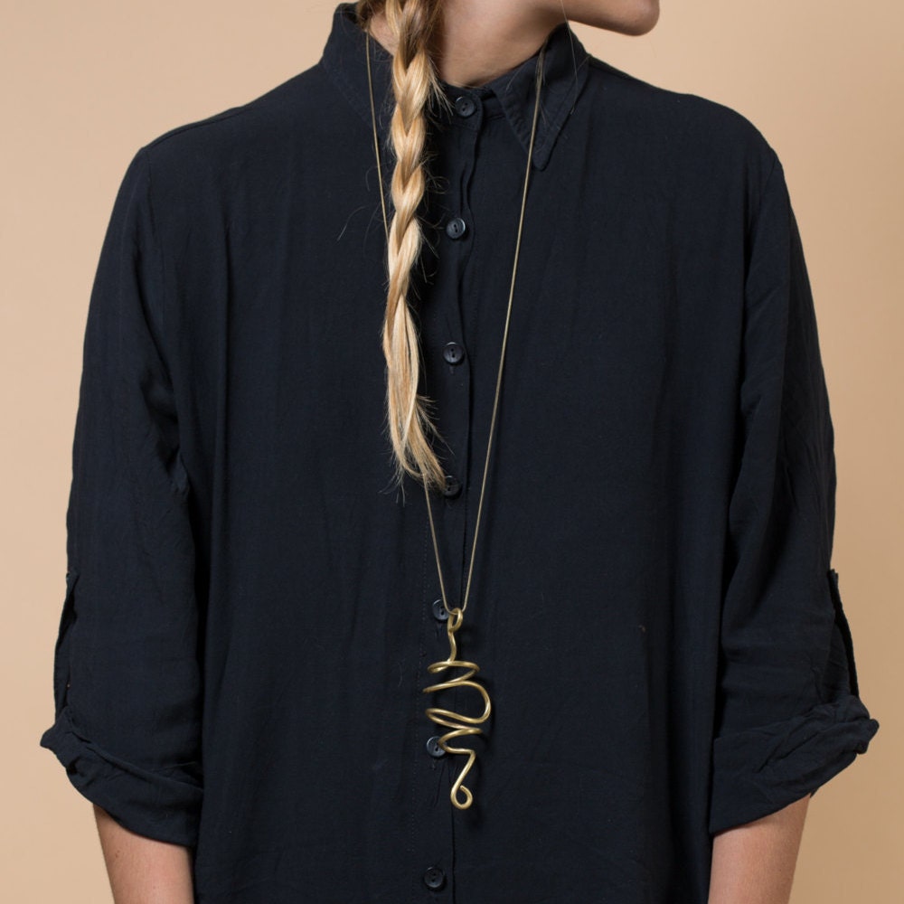 Große Lange Messing Spirale Anhänger Statement Halskette Unisex Stil von NOAunisexJewelry